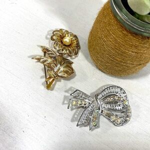 Pair of vintage brooches​​​​​​​​​​​​​​​​​